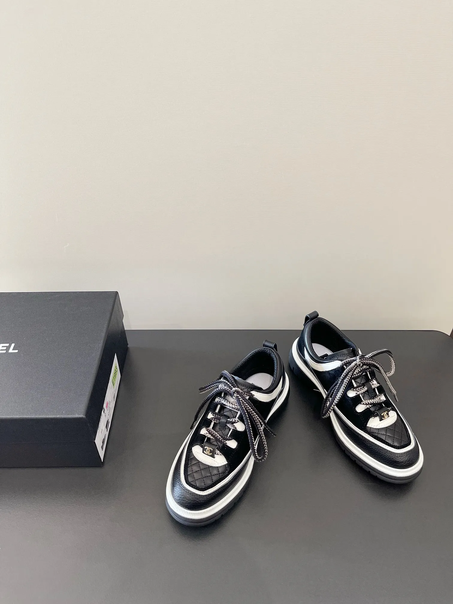👟👟Ex-factory price 560👟👟 𝐂𝐇𝐀𝐍𝐄𝐋 Chanel's latest diamond lace sports sneakers in new colors ✔️ Full cowhide leather surface. The new color matching fabric adds many elements to make it look very delicate. When you put it on, your legs will become longer in seconds. The authentic replica of the counter. The upper part can be said to be really super good! Size: 35-41 original packaging